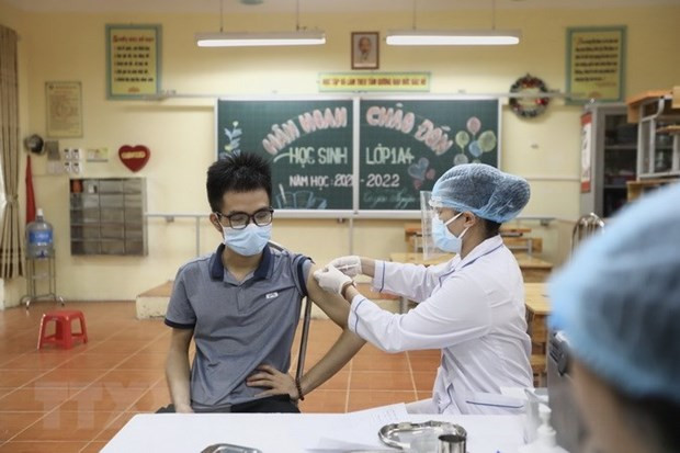 Nhân viên y tế tiêm vaccine phòng COVID-19 cho người dân phường Hạ Đình, quận Thanh Xuân. (Ảnh: Minh Quyết/TTXVN) Các địa phương sẵn sàng tiêm số lượng lớn khi vaccine về nhiều ảnh 1