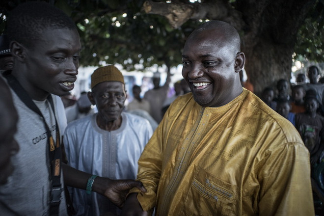 Ứng cử viên đối lập Adama Barrow và những người ủng hộ tại Jambur (Gambia) ngày 26/11. (Nguồn: AFP/TTXVN) Gambia: Ông Barrow chiến thắng, quân đội chiếm trụ sở ủy ban bầu cử ảnh 1