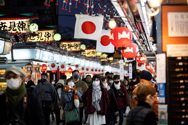 Người dân đeo khẩu trang phòng lây nhiễm COVID-19 tại Tokyo, Nhật Bản, ngày 2/1/2021. (Ảnh: AFP/TTXVN) Nhật Bản phát hiện biến thể virus SARS-CoV-2 có khả năng lây mạnh hơn ảnh 1