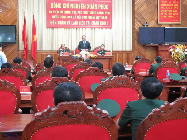 Phó Thủ tướng: Quân khu 4 cần tiếp tục bảo vệ vững chắc chủ quyền ảnh 1