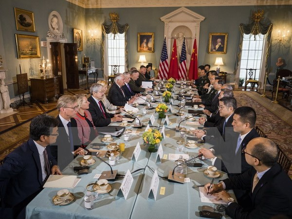 Ngoại trưởng Rex Tillerson và Bộ trưởng Quốc phòng James Mattis (giữa, trái) cùng Ủy viên Quốc vụ Dương Khiết Trì và Tổng Tham mưu trưởng Quân Giải phóng Nhân dân Trung Quốc, Thượng tướng Phòng Phong Huy (giữa, phải) tại cuộc đối thoại. (Nguồn: EPA/ TTXVN) Sự kiện quốc tế 19-25/6: Thủ lĩnh IS thực sự đã chết? ảnh 2