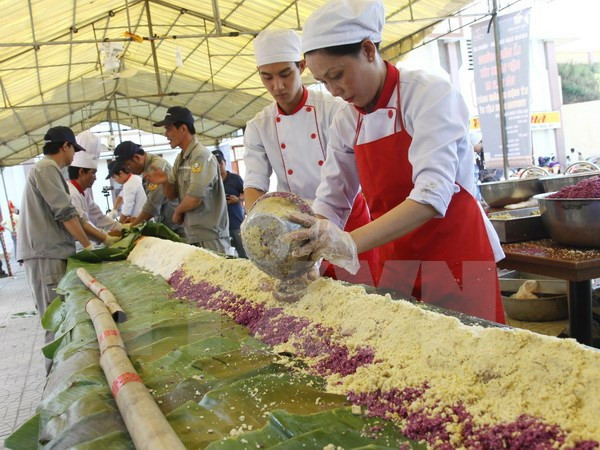 Dâng cúng đòn bánh tét dài 21 mét tại Nghĩa trang liệt sỹ Đường 9 ảnh 1