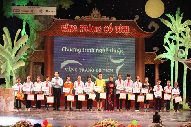 “Vầng Trăng cổ tích” tặng gần 800 triệu đồng cho trẻ em nghèo ảnh 1