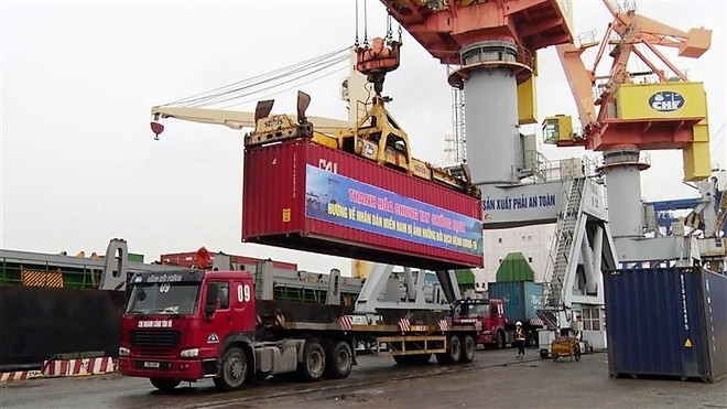 Tàu biển VIMC vận chuyển gần 600 tấn hàng hóa hỗ trợ các tỉnh phía Nam ảnh 1