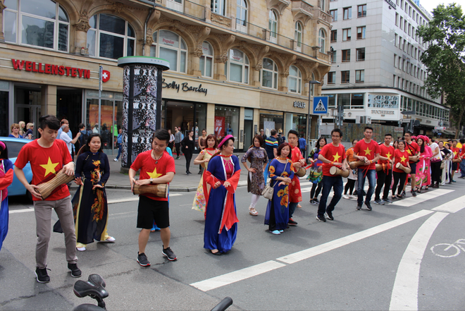(Ảnh: Đức Chung/Vietnam+) Đông đảo người Việt tham gia Lễ hội văn hóa ở Frankfurt của Đức ảnh 2
