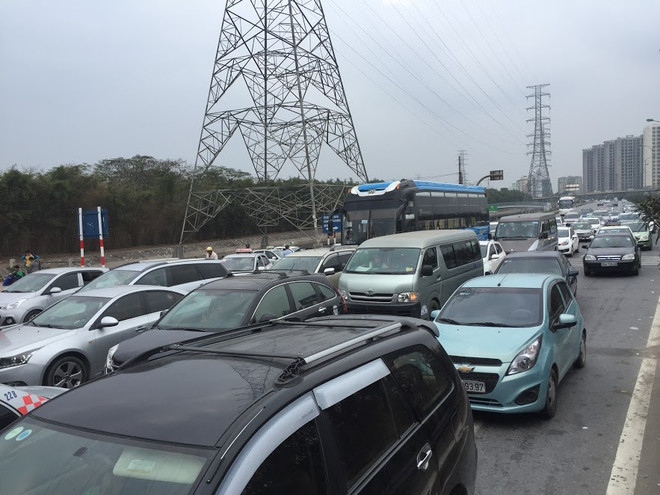 Nhiều tuyến đường Hà Nội ùn tắc, xe "nhồi nhét" khách sau nghỉ Tết ảnh 3