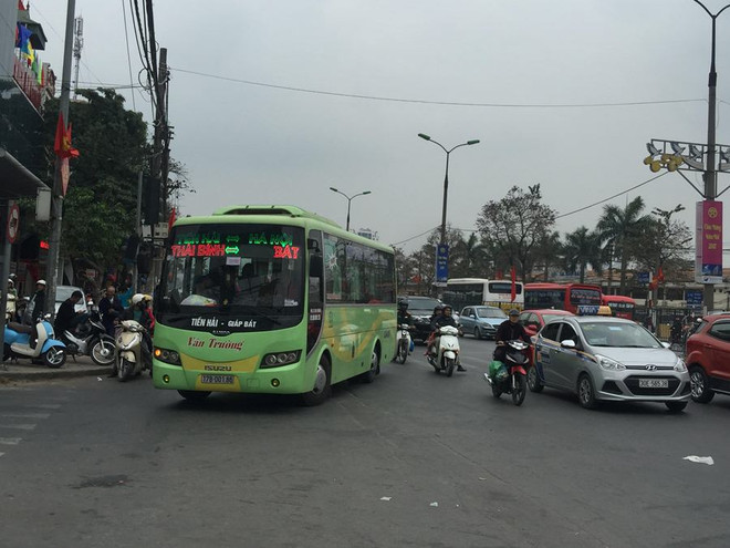 Nhiều tuyến đường Hà Nội ùn tắc, xe "nhồi nhét" khách sau nghỉ Tết ảnh 5