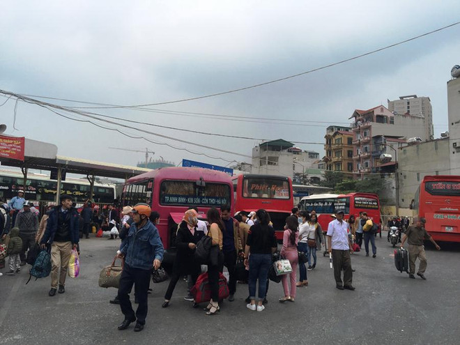 Nhiều tuyến đường Hà Nội ùn tắc, xe "nhồi nhét" khách sau nghỉ Tết ảnh 6