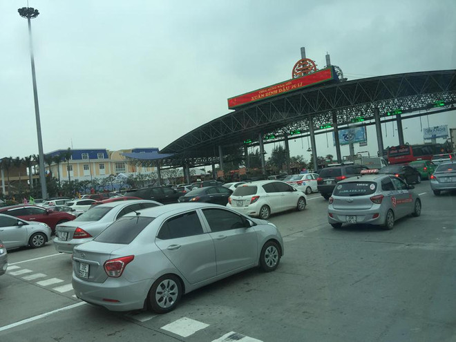 Nhiều tuyến đường Hà Nội ùn tắc, xe "nhồi nhét" khách sau nghỉ Tết ảnh 2