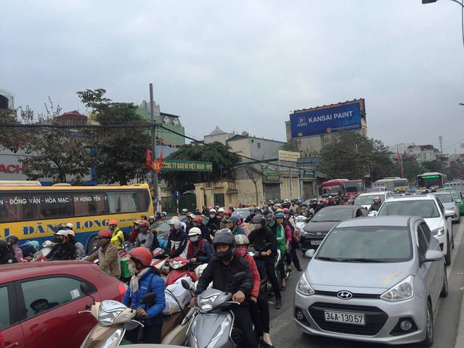 Nhiều tuyến đường Hà Nội ùn tắc, xe "nhồi nhét" khách sau nghỉ Tết ảnh 1