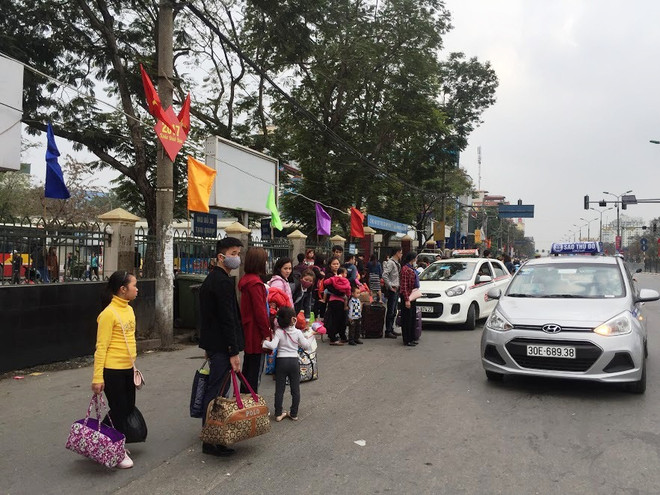 Nhiều tuyến đường Hà Nội ùn tắc, xe "nhồi nhét" khách sau nghỉ Tết ảnh 4