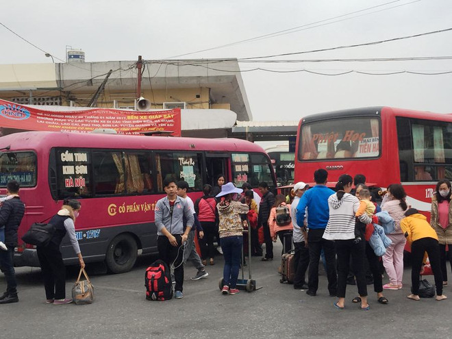 Nhiều tuyến đường Hà Nội ùn tắc, xe "nhồi nhét" khách sau nghỉ Tết ảnh 7