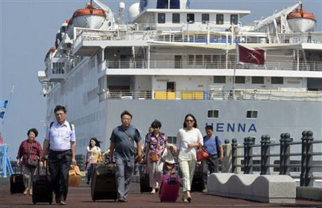 Hành khách xuống tàu ở đảo Cheju, Hàn Quốc. (Nguồn: Reuters) Hàn Quốc: Hơn 50 du khách Việt Nam “biến mất” khỏi đảo Cheju ảnh 1