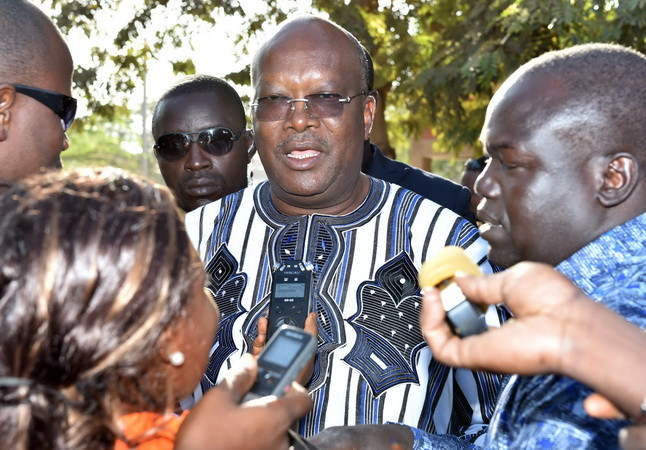Tổng thống Burkina Faso Roch Marc Kabore (giữa) tại hiện trường vụ khủng bố. (Nguồn: AFP/TTXVN) Tổng thống Burkina Faso kêu gọi người dân đề cao cảnh giác ảnh 1