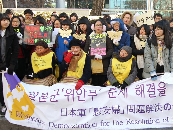 Cuộc tuần hành của các cựu "nô lệ tình dục" Hàn Quốc ngày 25/1/2012, tại Seoul. (Nguồn: Yonhap/TTXVN) Nhật Bản tiếp tục bị chỉ trích về vấn đề phụ nữ "mua vui" ảnh 1