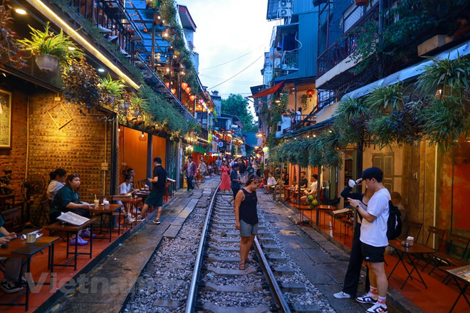 Ngành Đường sắt đề nghị giải tỏa phố càphê đường tàu ở Hà Nội ảnh 1
