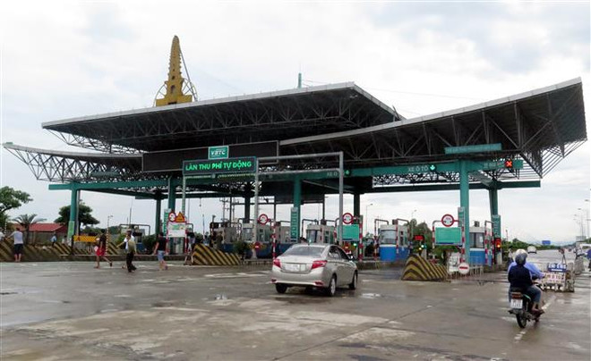 Trước sự phản đối của các lái xe, Trạm thu phí Mỹ Lộc (Nam Định) buộc phải xả trạm để tránh ùn tắc giao thông. (Ảnh: Văn Đạt/TTXVN) Tổng cục Đường bộ: Không được phép miễn phí tại trạm thu phí BOT ảnh 1