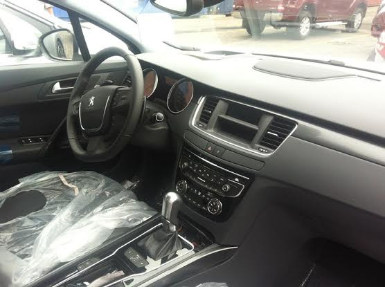 Hai mẫu Peugeot nhập khẩu từ Pháp xuất hiện tại cảng Sài Gòn ảnh 1