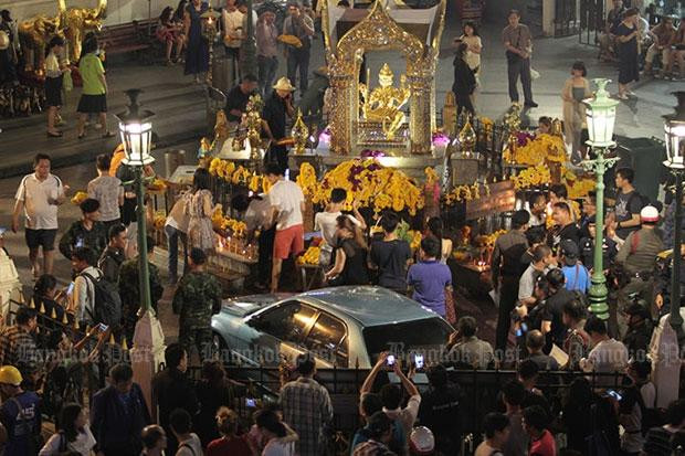 Khoảnh khắc xe ôtô điên cuồng lao vào đám đông ở đền Erawan ảnh 1