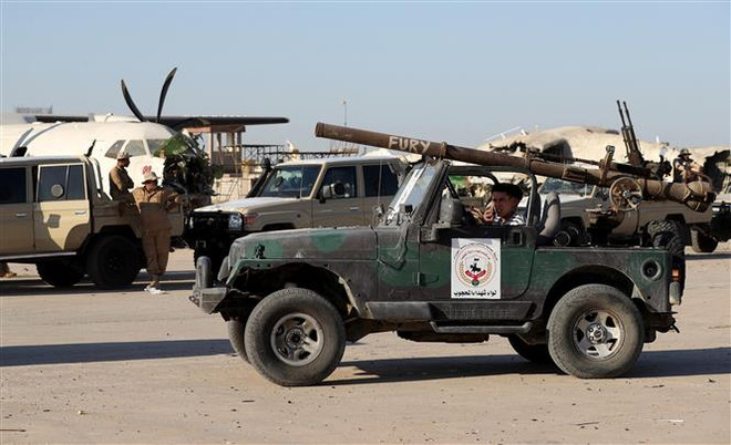 Binh sỹ thuộc quân đội Chính phủ Thống nhất Quốc gia Libya (GNU) gác gần khu vực sân bay quốc tế Tripoli, Libya, ngày 25/7/2022. (Ảnh: AFP/TTXVN) Libya: Giao tranh giữa các nhóm vũ trang nổ ra ở thủ đô Tripoli ảnh 1