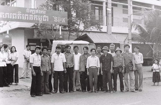 Người ghi chép sử của Xứ sở chùa Tháp bằng những dòng tin ảnh 4