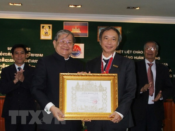 Người ghi chép sử của Xứ sở chùa Tháp bằng những dòng tin ảnh 1