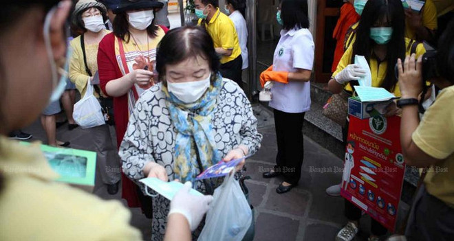 Dịch COVID-19: Thái Lan thiếu nguyên liệu sản xuất khẩu trang ảnh 1