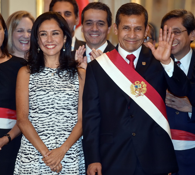 Ông Ollanta Humala (phải) và vợ là bà Nadine Heredia tại một sự kiện ở Lima, Peru ngày 2/4/2015. (Nguồn: AFP/TTXVN) Cựu Tổng thống Peru Ollanta phải đến tòa án trình diện hàng tháng ảnh 1