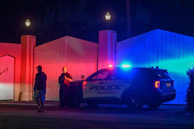 Xe cảnh sát đỗ bên ngoài dinh thự của cựu Tổng thống Mỹ Donald Trump ở Mar-A-Lago, Palm Beach, bang Florida ngày 8/8/2022. Ảnh: AFP/TTXVN FBI bất ngờ đột kích nhà riêng của cựu Tổng thống Mỹ Donald Trump ảnh 1
