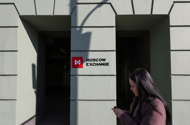 Bên ngoài Sở giao dịch Moscow Exchange ở thủ đô Moskva, Nga ngày 24 tháng 3 năm 2022. (Nguồn: Reuters) Moscow Exchange sẽ giảm sử dụng đồng USD làm tài sản thế chấp ảnh 1