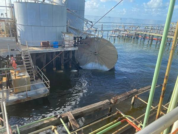 Hiện trường sự cố tràn dầu. (Nguồn: U.S. Coast Guard ) Mỹ: Tràn dầu do sập bồn chứa tại giàn khoan trên Vịnh Terrebonne ảnh 1