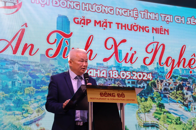 Ông Đinh Ngọc, Chủ tịch Hội đồng hương Nghệ Tĩnh phát biểu khai mạc chương trình. (Ảnh: TTXVN) TTXVN_2005xunghe2.jpg