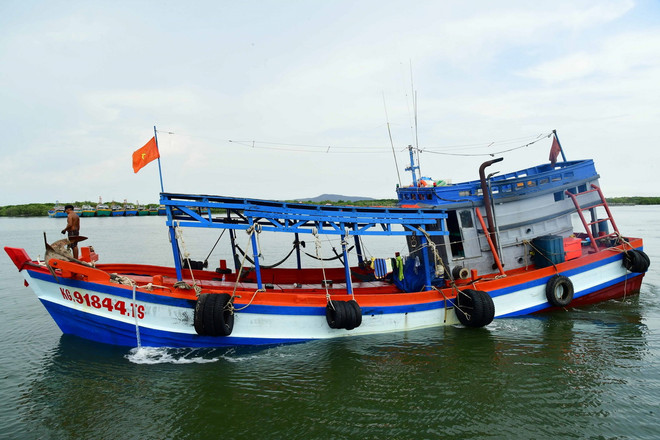Tàu KG 91844 TS được dẫn giải về cảng của Hải đoàn tại thành phố Vũng Tàu để tiếp tục điều tra, xử lý. (Ảnh: TTXVN phát) TTXVN_2005tauchodauDO2.jpg