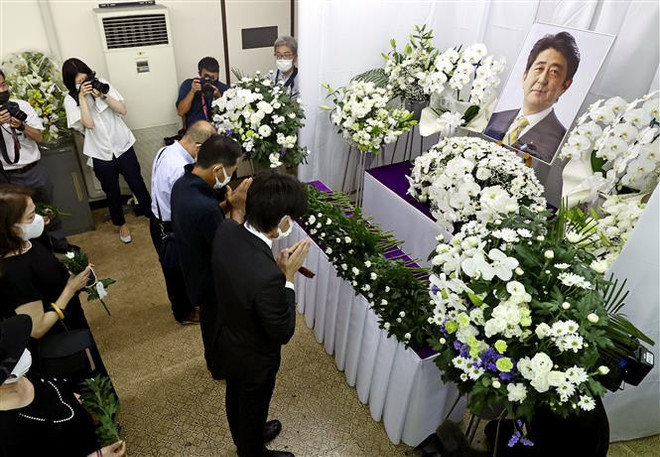 Người dân đặt hoa tưởng niệm cố Thủ tướng Nhật Bản Abe Shinzo tại Shimonoseki, tỉnh Yamaguchi ngày 12/7/2022. (Ảnh: Kyodo/TTXVN) Nhật Bản xúc tiến chuẩn bị tổ chức quốc tang cho ông Shinzo Abe ảnh 1