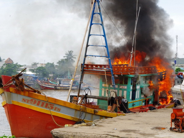 Tàu cá đang sửa chữa bất ngờ phát hỏa, bốc cháy dữ dội ảnh 1