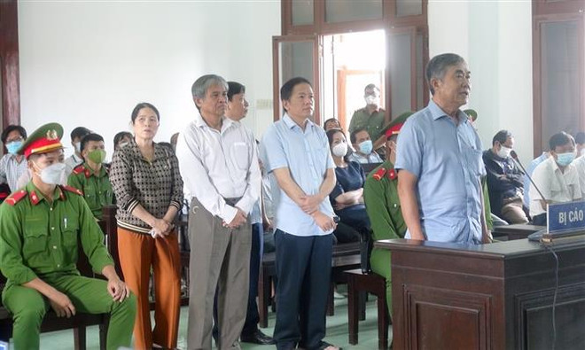 Xét xử cựu Phó Chủ tịch Thường trực UBND tỉnh Phú Yên và đồng phạm ảnh 1