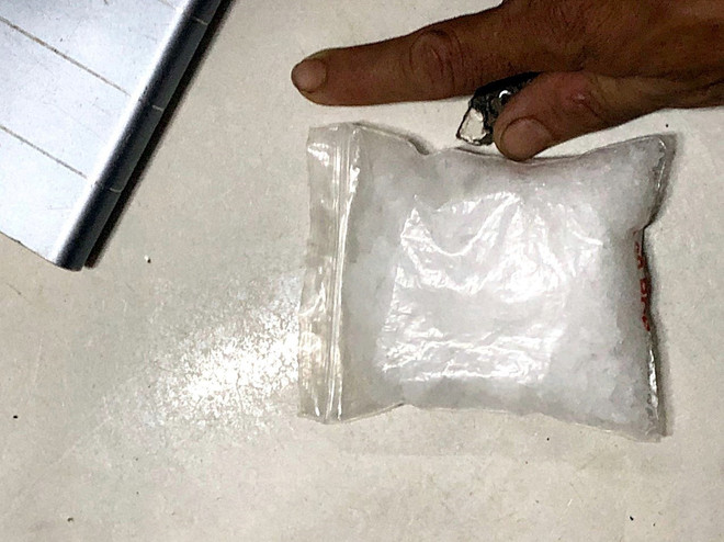 Bình Thuận: Tạm giữ 2 thanh niên mang súng, dao cùng túi nghi ma túy ảnh 1