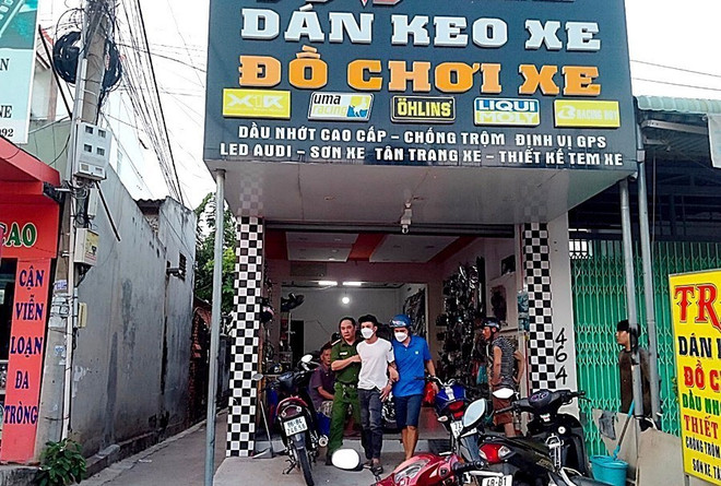 Bình Thuận: Tạm giữ 2 thanh niên mang súng, dao cùng túi nghi ma túy ảnh 2