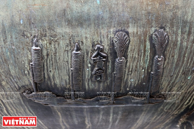 Hình tượng Hỏa phún đồng được khắc trên Huyền đỉnh. Đây là loại ống đồng đốt đạn, một loại vũ khí trang bị cho quân đội và cấp cho các đài quan sát trên núi caodùng để phát hỏa lệnh khi có việc cấp báo. (Ảnh: Trần Thanh Giang) Hình ảnh quần đảo Hoàng Sa và Trường Sa trên Cửu đỉnh ở Huế ảnh 15