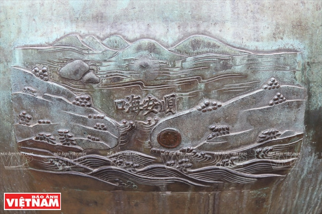 Hình tượng cửa biển Thuận An được khắc trên Nghị đỉnh. (Ảnh: Trần Thanh Giang) Hình ảnh quần đảo Hoàng Sa và Trường Sa trên Cửu đỉnh ở Huế ảnh 16