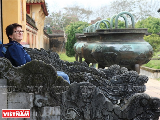 Khách thăm quan ngồi nghỉ trên bậc thềm của Hiền Lâm Các và ngắm nhìn Cửu đỉnh. (Ảnh: Trần Thanh Giang) Hình ảnh quần đảo Hoàng Sa và Trường Sa trên Cửu đỉnh ở Huế ảnh 7