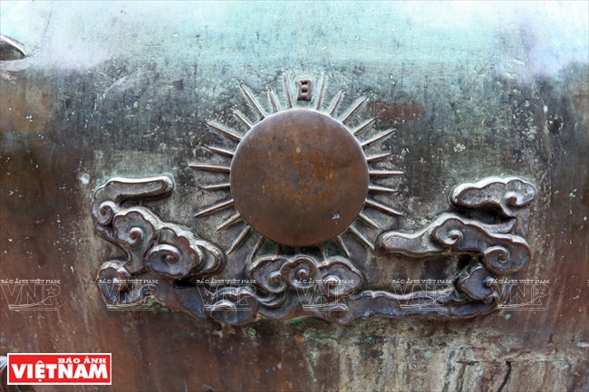 Phía mặt sau của Cao đỉnh được khắc hình mặt trời. (Ảnh: Trần Thanh Giang) Hình ảnh quần đảo Hoàng Sa và Trường Sa trên Cửu đỉnh ở Huế ảnh 20