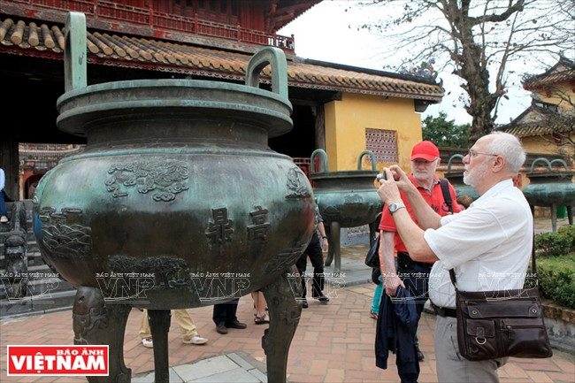 Du khách thăm quan tìm hiểu và lưu lại những họa tiết trên Cửu đỉnh. (Ảnh: Trần Thanh Giang) Hình ảnh quần đảo Hoàng Sa và Trường Sa trên Cửu đỉnh ở Huế ảnh 6