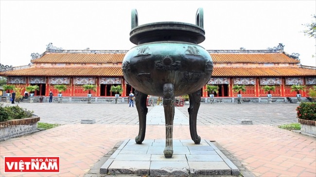 Cao Đỉnh được đặt cao hơn 8 đỉnh còn lại với hàm ý tôn vinh công lao to lớn của vị vua đầu tiên của triều Nguyễn là Nguyễn Ánh, niên hiệu Gia Long. (Ảnh: Trần Thanh Giang) Hình ảnh quần đảo Hoàng Sa và Trường Sa trên Cửu đỉnh ở Huế ảnh 4
