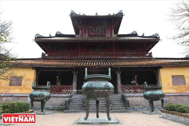 Đỉnh ở chính giữa có tên là Cao Đỉnh được đặt cao hơn các đỉnh còn lại. (Ảnh: Trần Thanh Giang) Hình ảnh quần đảo Hoàng Sa và Trường Sa trên Cửu đỉnh ở Huế ảnh 3
