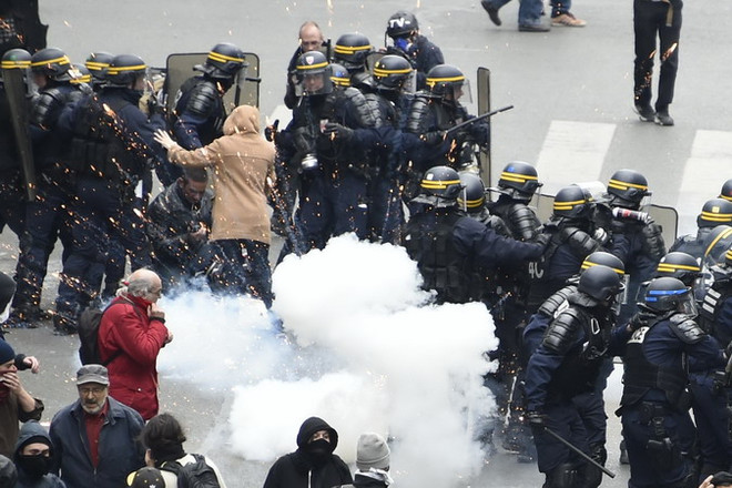 Pháp: Người biểu tình ném gạch, cảnh sát đáp trả bằng lựu đạn cay ảnh 1