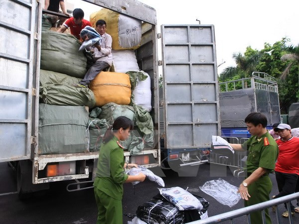 Tạm giữ 6 xe container xuất lậu hàng hóa sang Campuchia ảnh 1