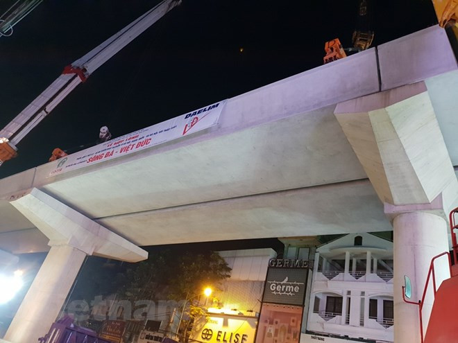 Thi công lắp đặt ray tàu cho Đường sắt đô thị đoạn Nhổn-ga Hà Nội ảnh 1