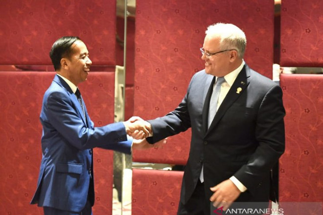 Tổng thống Indonesia Joko Widodo (trái) và Thủ tướng Úc Scott Morrison (phải) tại một cuộc họp bên lề Hội nghị thượng đỉnh ASEAN lần thứ 35 tại Bangkok, Thái Lan, ngày 4/11/2019. (Nguồn: (antaranews.com) Australia và Indonesia đề cao UNCLOS 1982 trong vấn đề Biển Đông ảnh 1