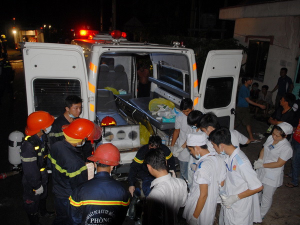 Cháy lớn tại công ty hóa chất, 15 lính cứu hỏa bị thương ảnh 2